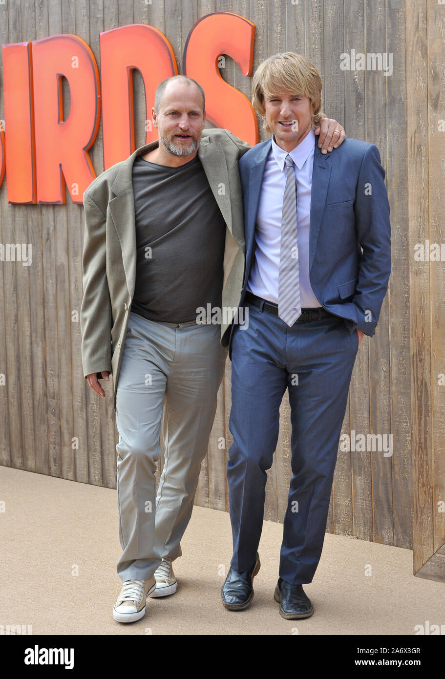 LOS ANGELES, CA. 13 octobre 2013 : Woody Harrelson & Owen Wilson (à droite) lors de la première mondiale de leur film 'Oiseaux' au Westwood Village Theatre. © 2013 Paul Smith / Featureflash Banque D'Images