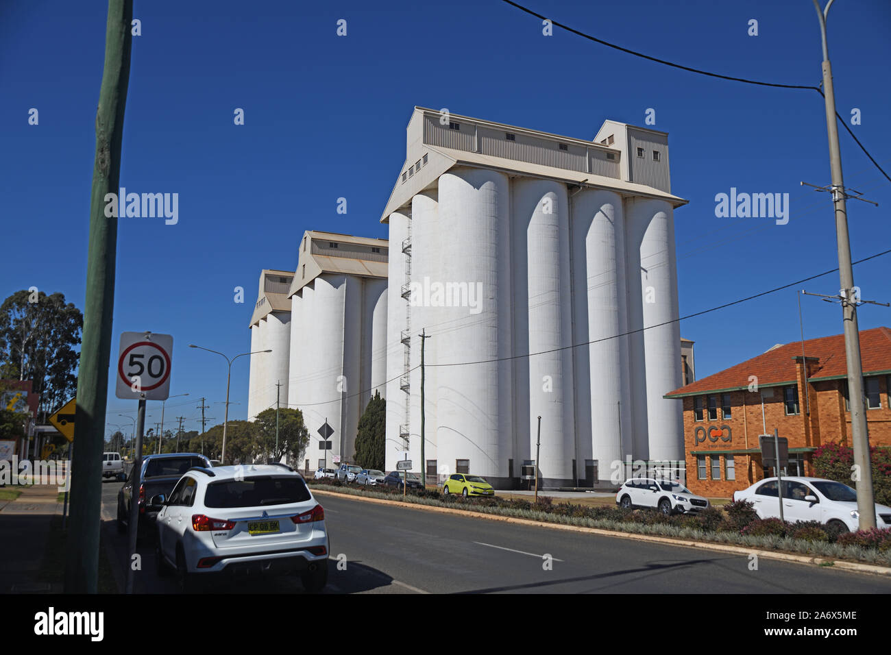 KINGAROY, AUSTRALIE, LE 30 JUILLET 2019 : cadre de poteaux de l'emblématique Kingaroy Peanut en silos Haly Street, Kingaroy, Queensland, célèbre du siècle dernier pour elle Banque D'Images
