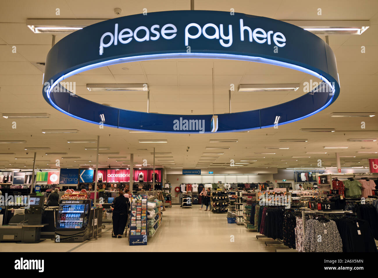 TOOWOOMBA, AUSTRALIE, LE 27 JUILLET 2019 : la signalisation dans un grand magasin dirige les clients à la caisse Banque D'Images
