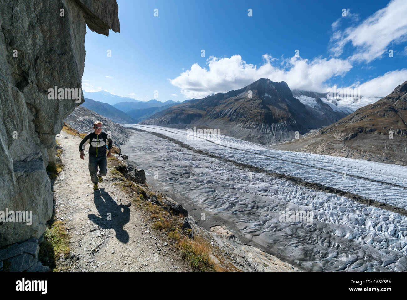 Course en sentier le long glacier d'Aletsch, en Suisse Banque D'Images