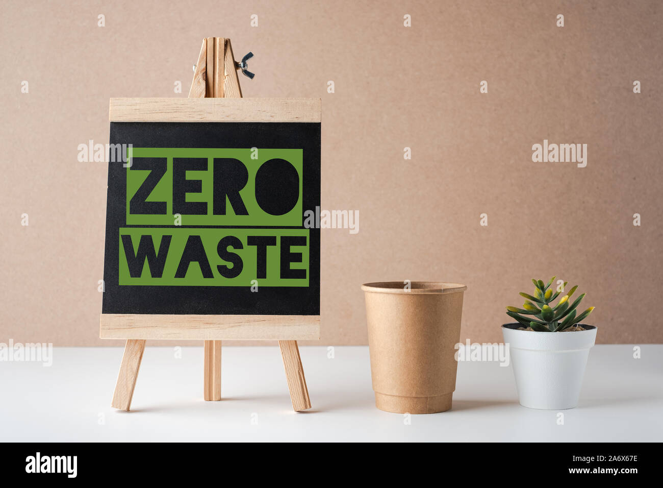 Zéro déchets mot sur tableau noir avec peper cup et plante verte sur le tableau blanc et fond brun.eco friendly concept Banque D'Images