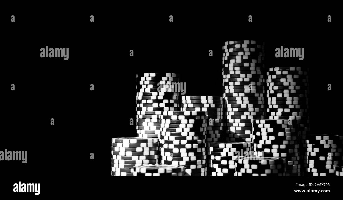Pile de jetons de poker isolé sur fond noir. Jeu de poker gratuit. Jouer à un jeu avec des dés. Pour l'entreprise Concept Casino chance bonne chance ou risque Banque D'Images
