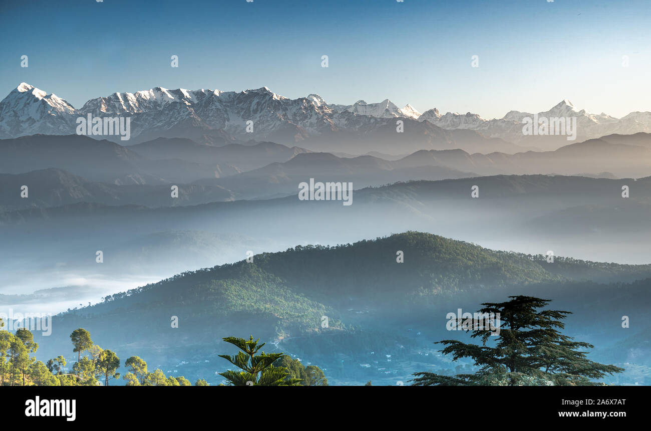 Vue de l'himalaya de Kausani donnant sur toute la gamme Banque D'Images