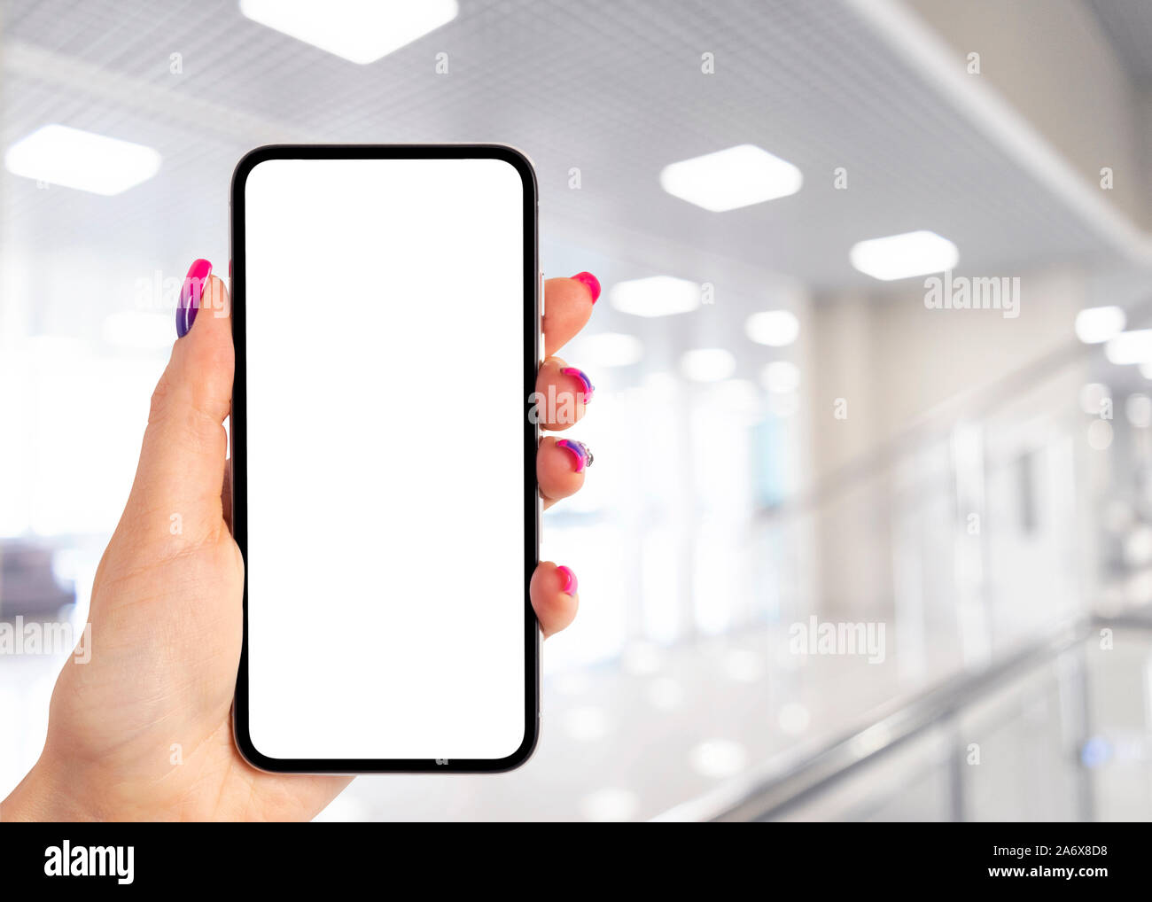 Maquette du smartphone en main Femme avec centre d'arrière-plan. Maquette du smartphone sans cadre moderne avec écran blanc. L'espace vide pour le texte. Co Banque D'Images Maquette du smartphone en main Femme avec centre d'arrière-plan. Maquette du smartphone sans cadre moderne avec écran blanc. L'espace vide pour le texte. Co Banque D'Images
