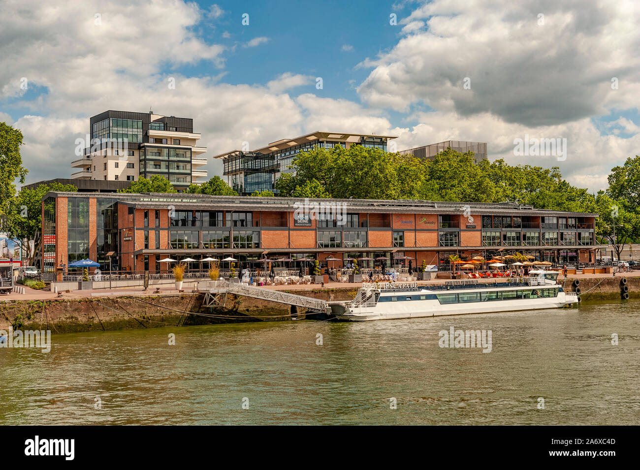 La Promenade de la France libre borde la Seine avec restaurants quai des navires de croisière et piers à Rouen, capitale de Normandie, France Banque D'Images