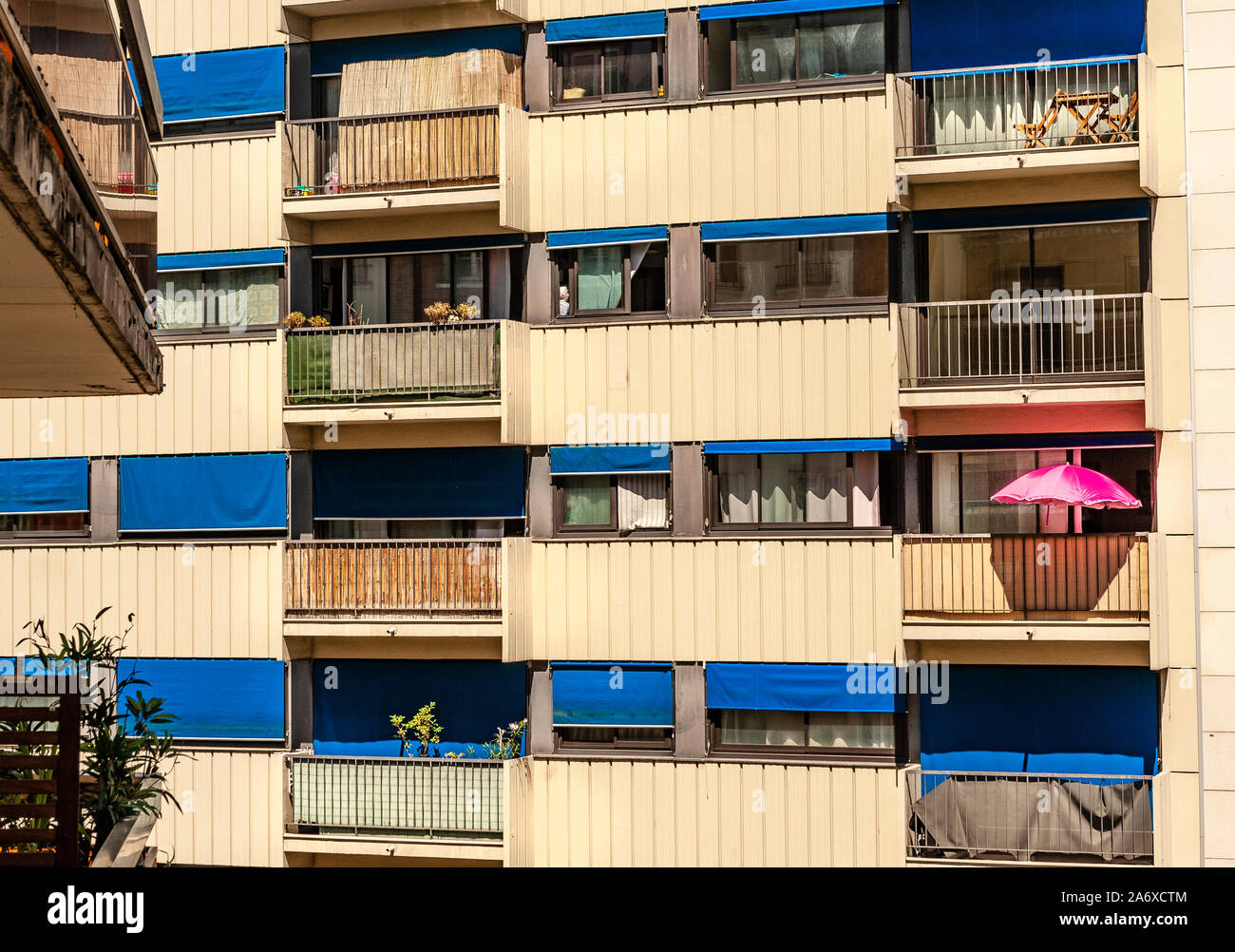 Logement social uniforme bloc indiquant les couleurs avec parasol rose, 13e arrondissement, Paris, France Banque D'Images