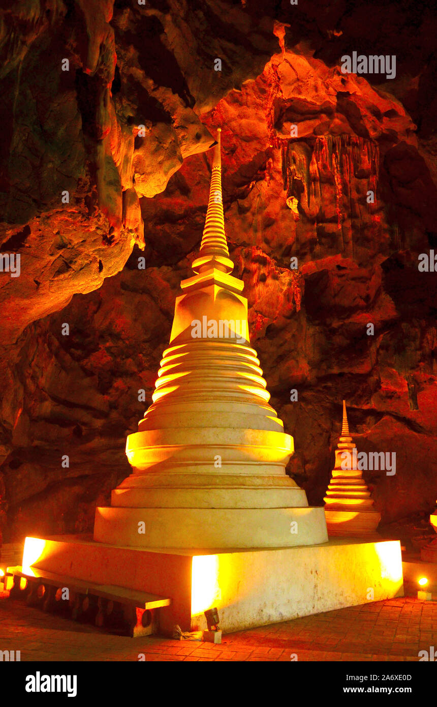 Un petit sanctuaire dans une lueur orange dans le coin de la Khao Luang Cave Petchaburi Thaïlande. Banque D'Images