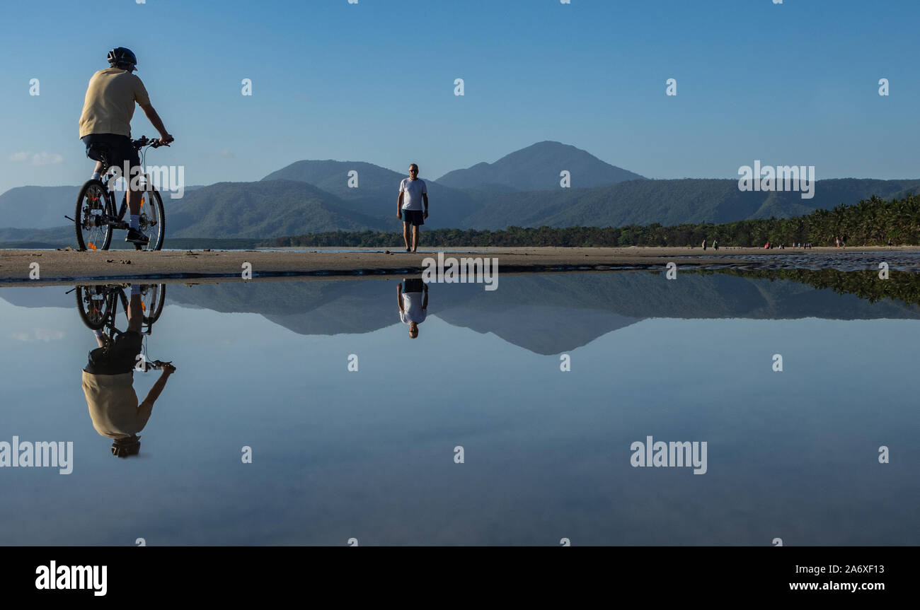 Tôt le matin, réflexions sur Four Mile Beach, Port Douglas, Queensland du Nord. Banque D'Images