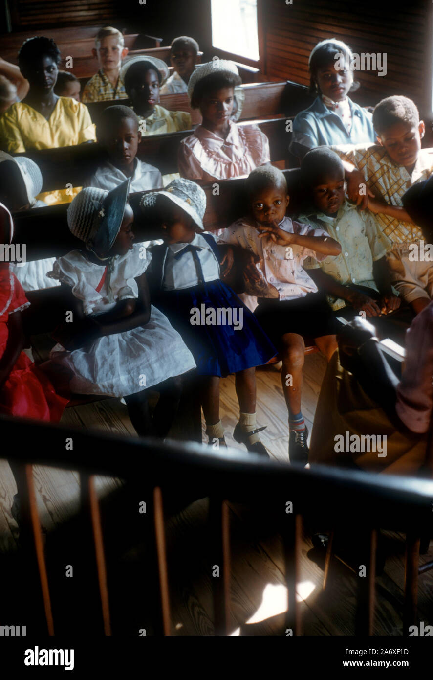 GREEN Turtle Cay, Abaco, BAHAMAS - 28 avril : Les enfants s'asseoir dans une église le 28 avril 1956 à Green Turtle Cay, Abaco, Bahamas. (Photo de Hy Peskin) (Définition du nombre : X3731) Banque D'Images