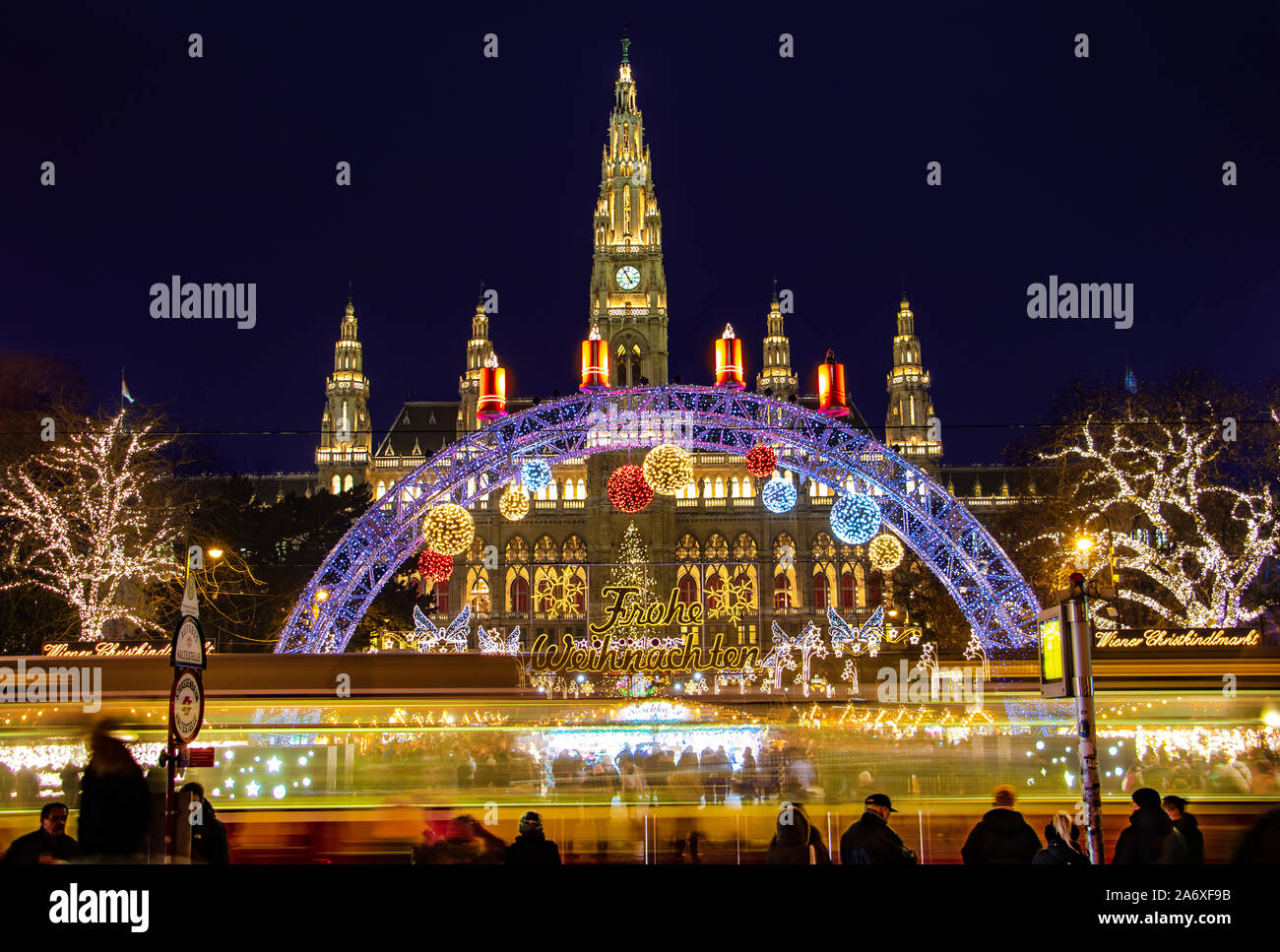 Vienne, Autriche, 20 décembre 2018, le tram est ride en face de le marché de Noël par City Hall - nuit à l'hôtel de Vienne, Autriche. Banque D'Images