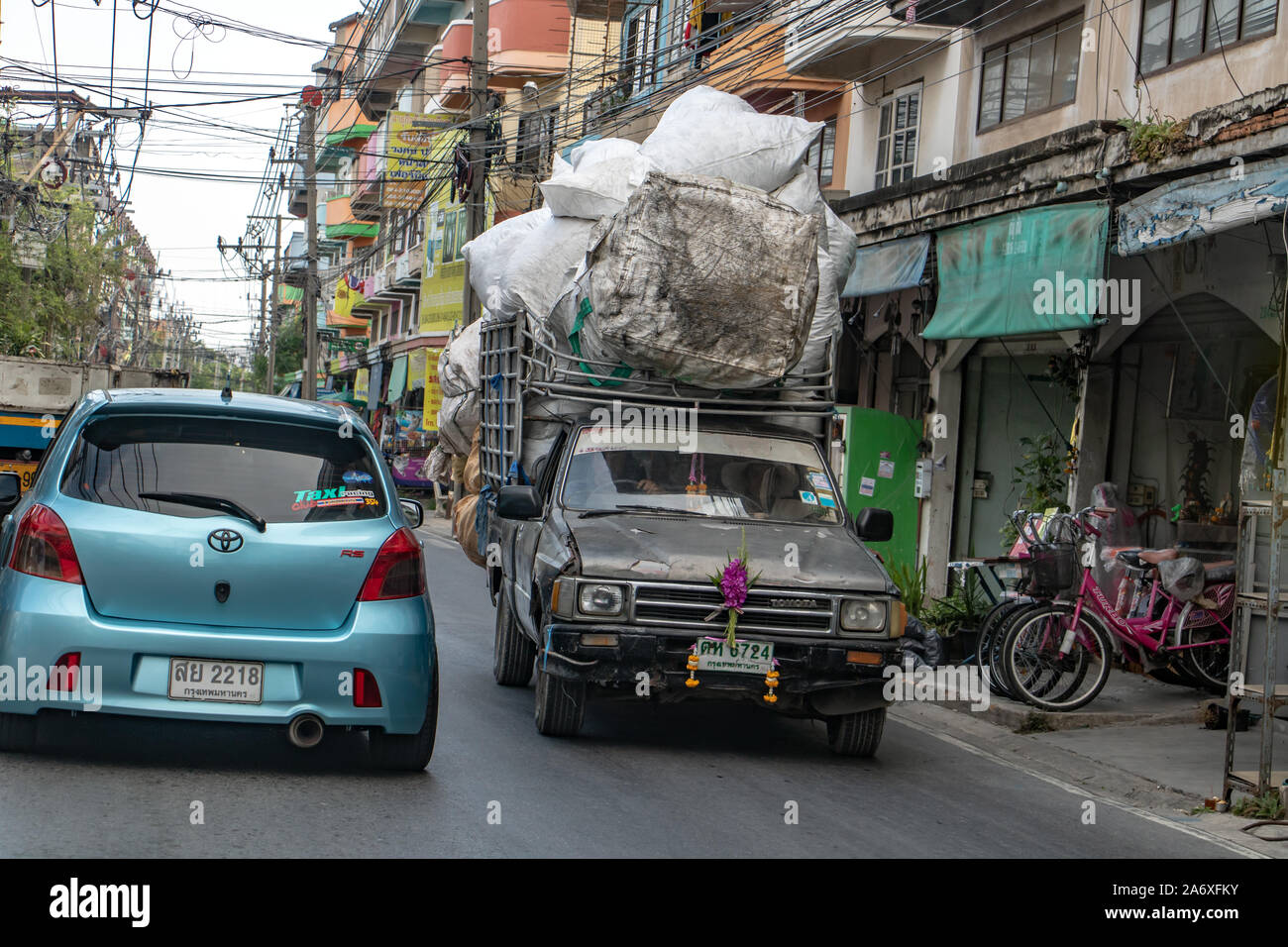 SAMUT PRAKAN, THAÏLANDE, Apr 27 2019, dispositif porte un grand nombre de sacs pleins. Le transport de marchandises à partir de la voiture sur le marché rue ville. Banque D'Images