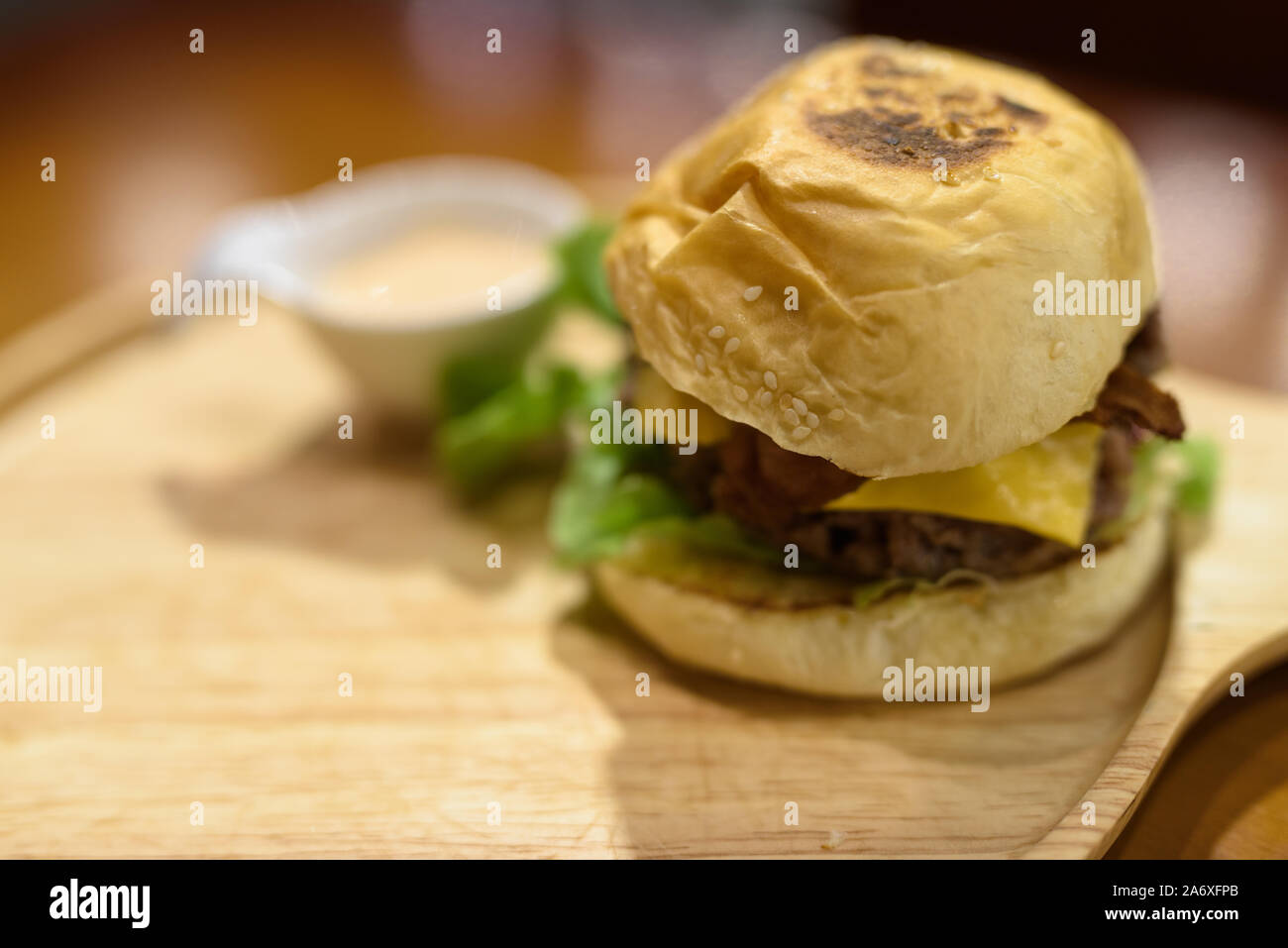 Cheeseburger Servi sur table en bois tourné horizontale Banque D'Images