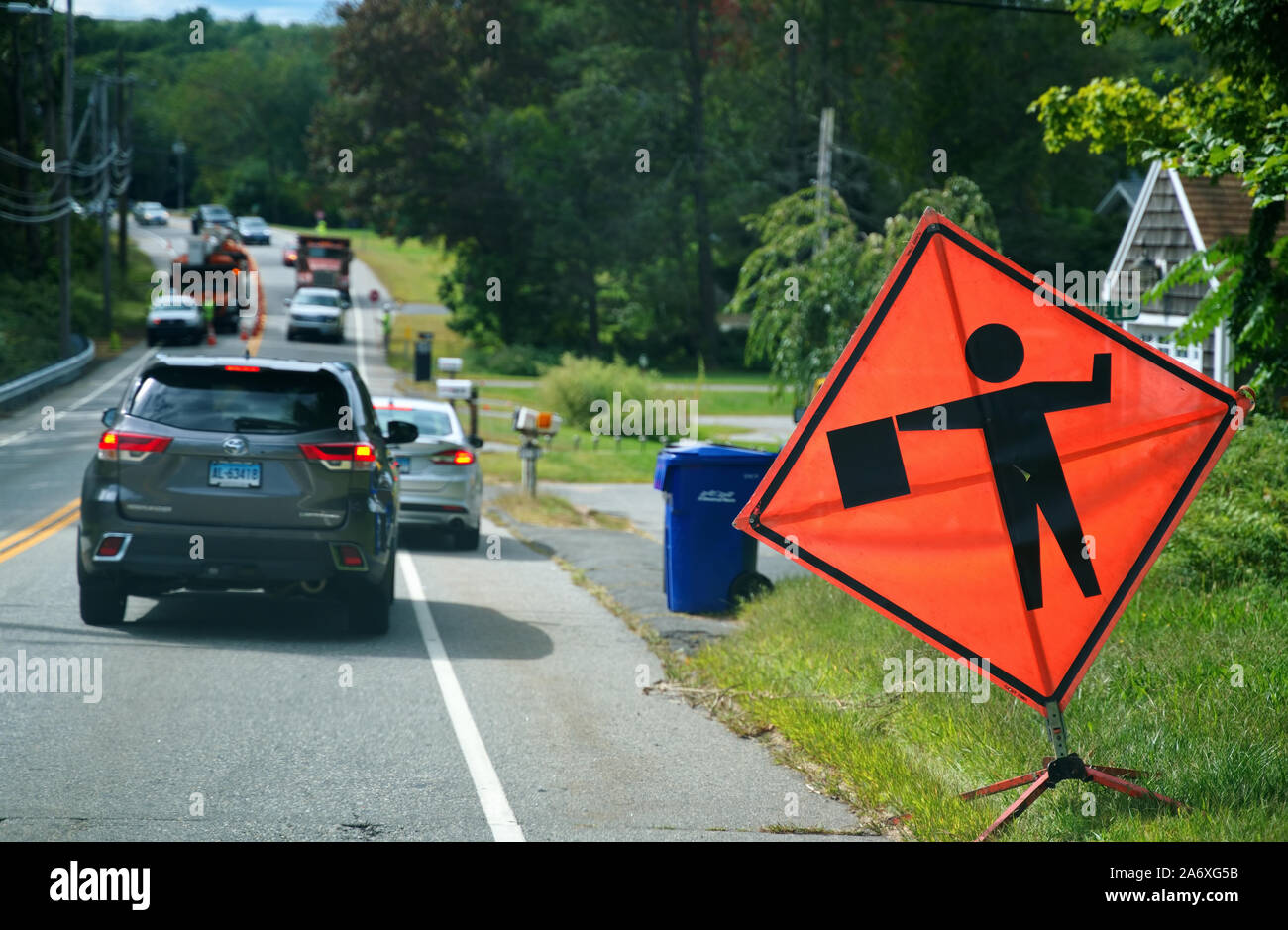 Storrs, CT USA. Sep 16 2019. Panneau d'avertissement orange signaleur mettant en garde les conducteurs à ralentir au cours de l'hiver avant les opérations d'élagage des arbres. Banque D'Images
