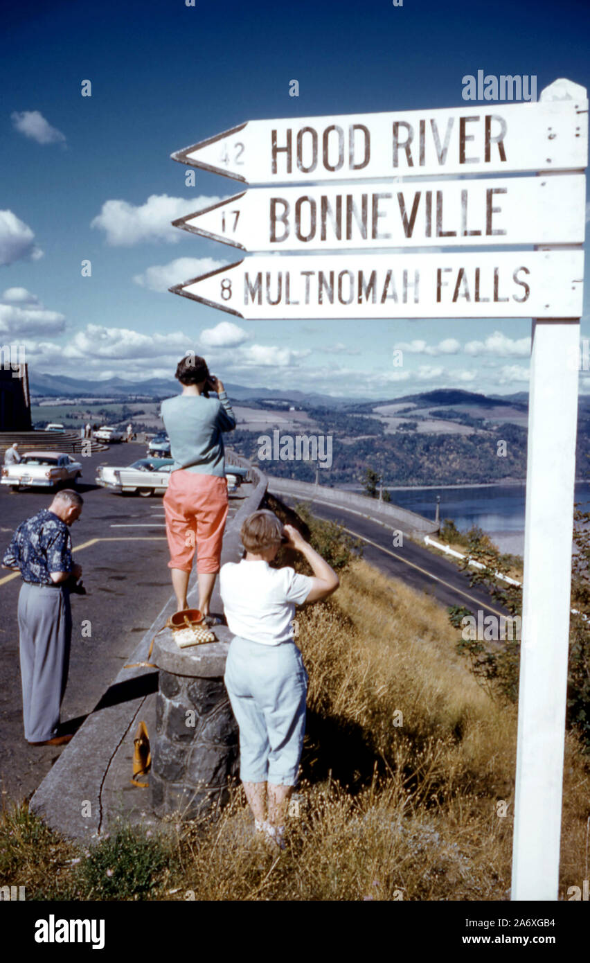 Ou - 1956 : vue générale que les gens regardent le fleuve Columbia à partir d'un point vista avec un signe qui montre à quel point le Hood River, et le barrage de Bonneville sont les chutes de Multnomah vers 1956 dans l'Oregon. (Photo de Hy Peskin) Banque D'Images