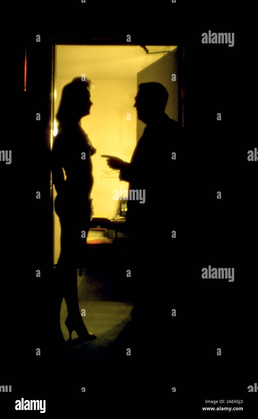 1957 : vue générale d'une silhouette d'homme et de la femme parle en dehors du vestiaire avant de portez un spectacle burlesque vers 1957. (Photo de Hy Peskin) Banque D'Images