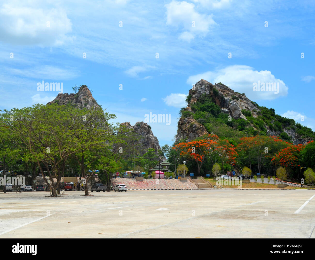 La vue depuis l'entrée de Khao Ngu Rock Park Thaïlande Ratchaburi. Deux montagnes augmentation de la distance avec ciel bleu et nuages au-dessus Banque D'Images