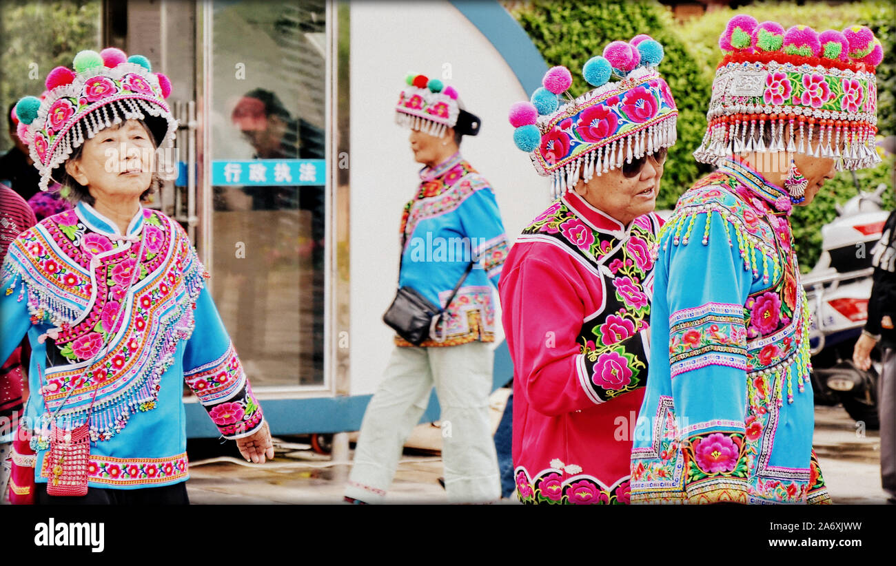 Minorités ethniques chinoises portent leur costume traditionnel effectuer des danses ethniques à Kunming, capitale de la province du Yunnan en Chine du sud. Banque D'Images