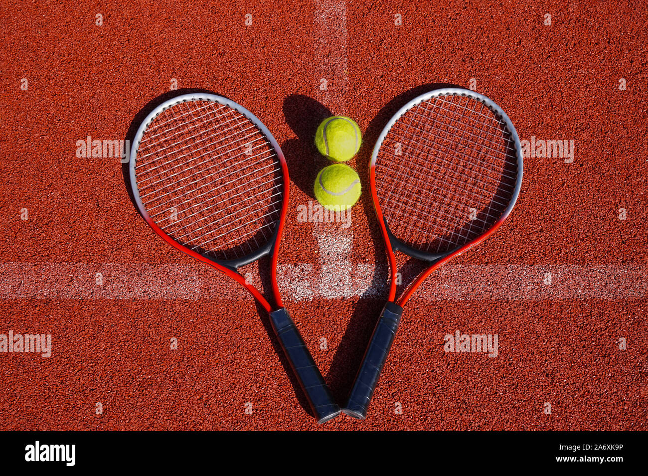 Vue supérieure de la scène de tennis avec des raquettes et des balles, surface dur ligne d'angle Banque D'Images