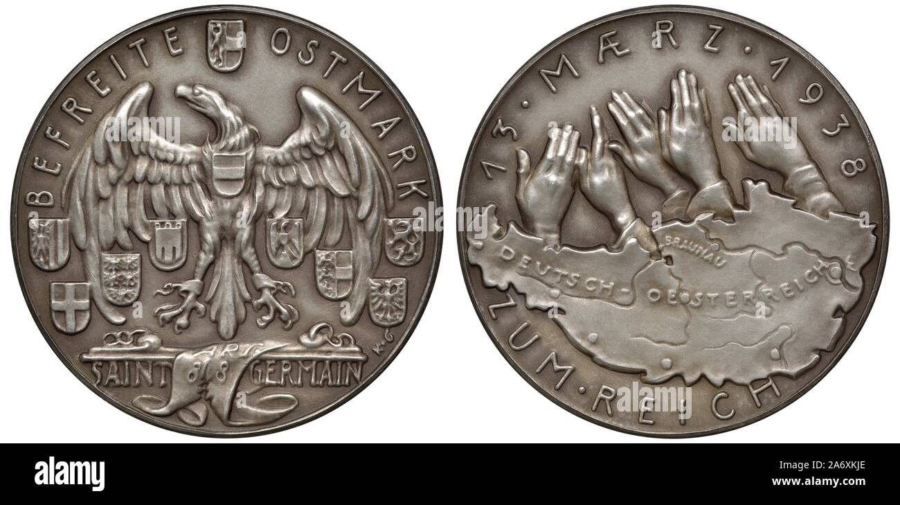 La propagande du régime nazi allemand Allemagne médaille d'argent 1938, annexion de l'Autriche, de l'aigle entre shields, mains en salut nazi au-dessus de la carte, Banque D'Images