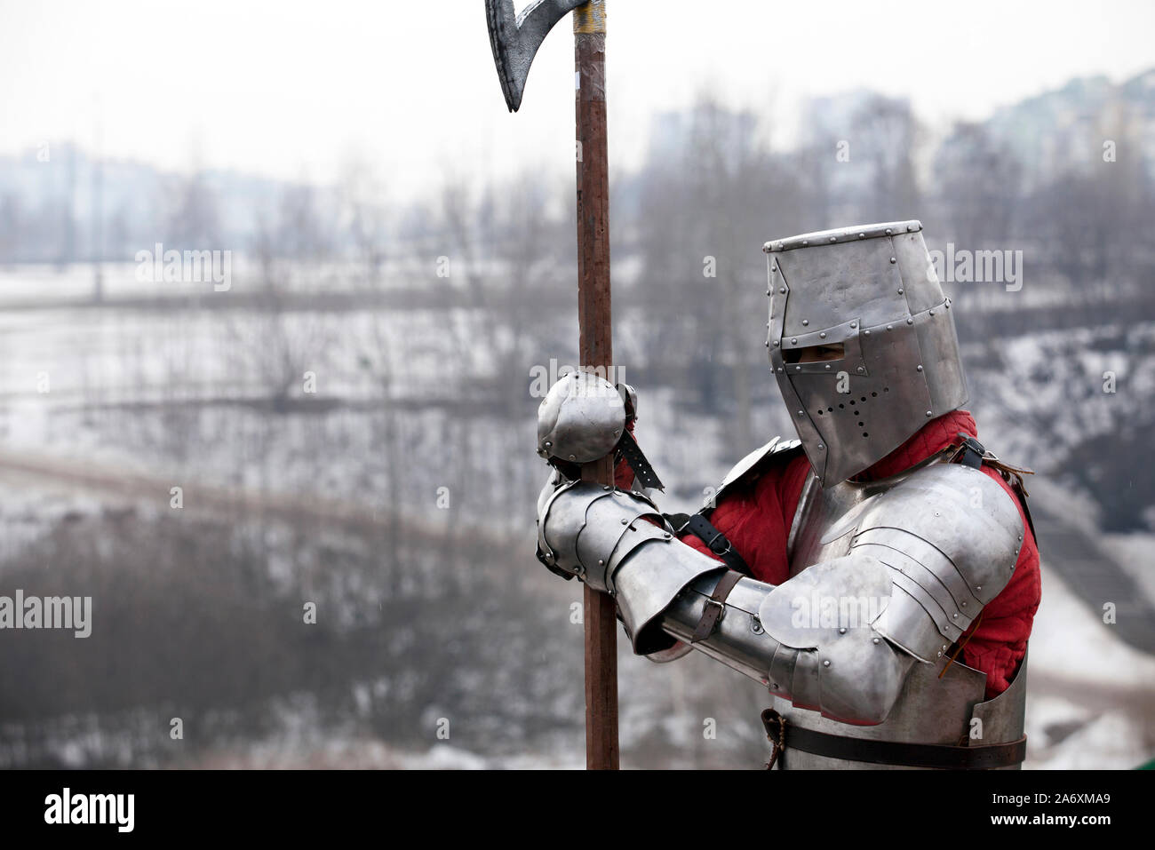 Knight se tient devant une bataille sur un champ de bataille en hiver Banque D'Images
