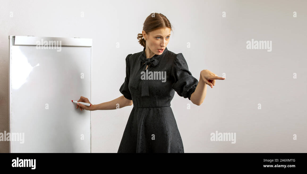 Femme professeur se tient à le tableau noir Banque D'Images