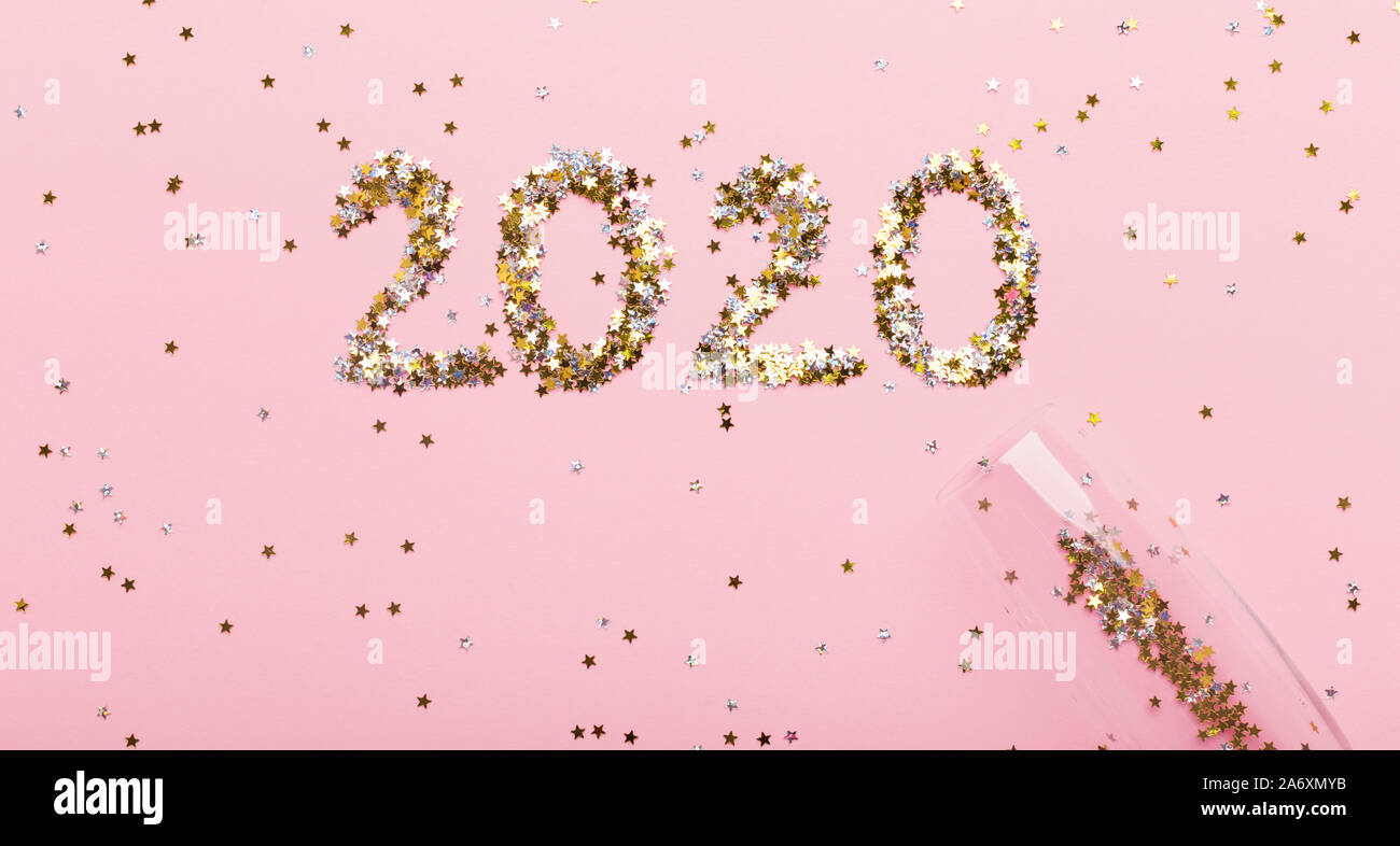 Lettres d'or 2020 l'avion de verre à champagne sur Rose Banque D'Images