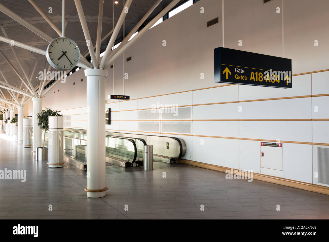 Intérieur d'un terminal de l'aéroport sans et avec panneau indiquant aux portes d'embarquement et un réveil. Concept de voyage Banque D'Images