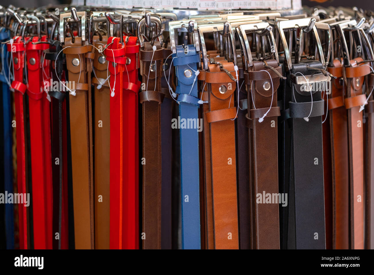 Nouvelles ceintures en cuir dans le magasin Banque D'Images