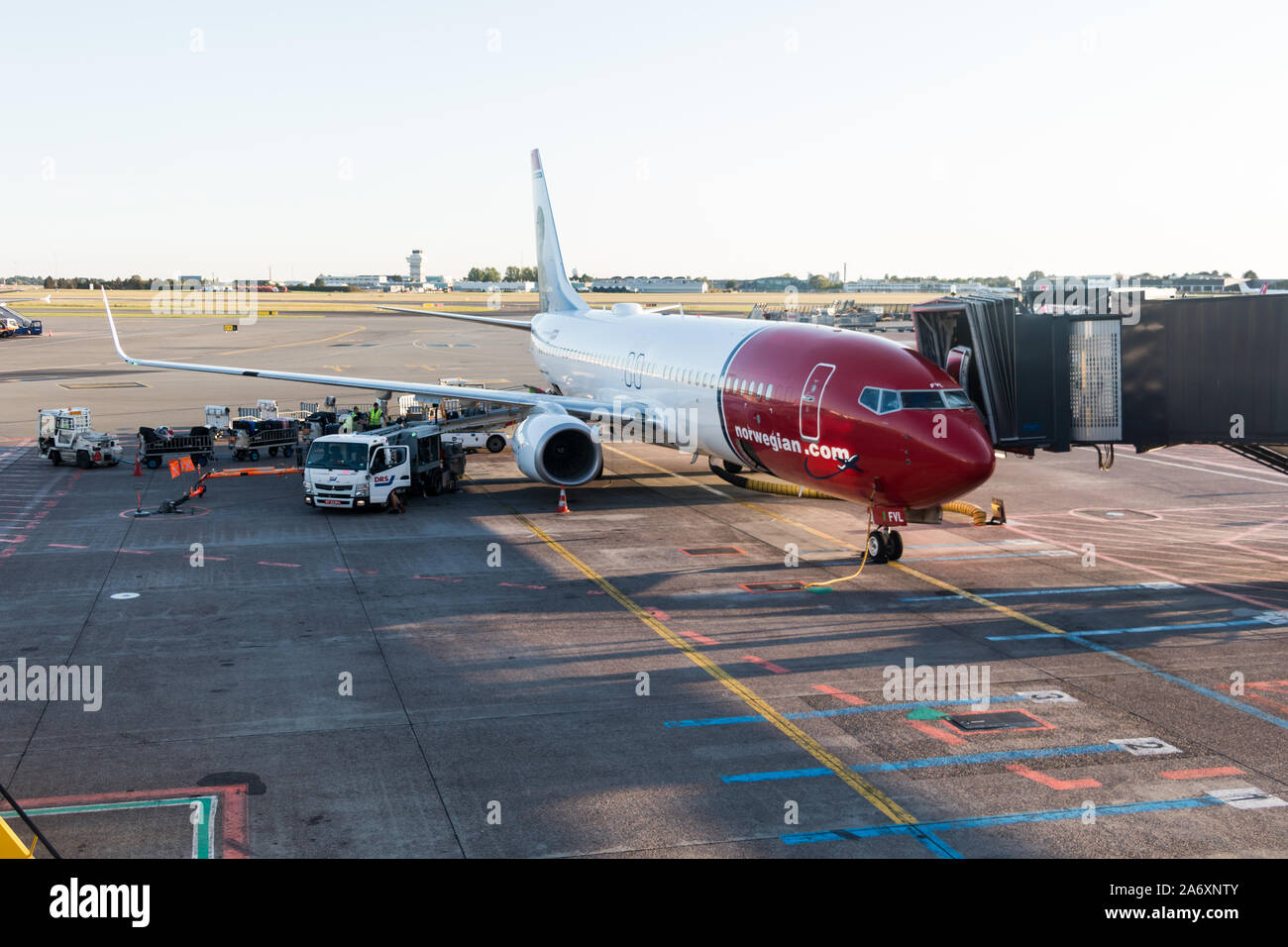 L'aéroport de Copenhague, Danemark - 24 août 2019 : Boeing 737-800 de Norwegian airlines étant abordé par l'accès des passagers au pont aérien Copenhague-Kastrup Banque D'Images