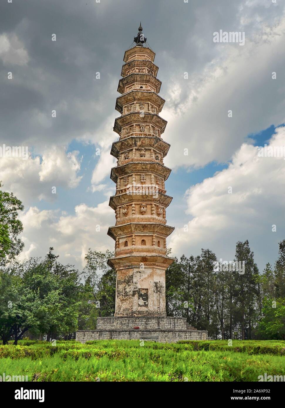 Trois pagodes au temple de Chonsheng, un temple bouddhiste construit au IXe siècle près de la vieille ville de Dali dans la province du Yunnan, en Chine. Banque D'Images