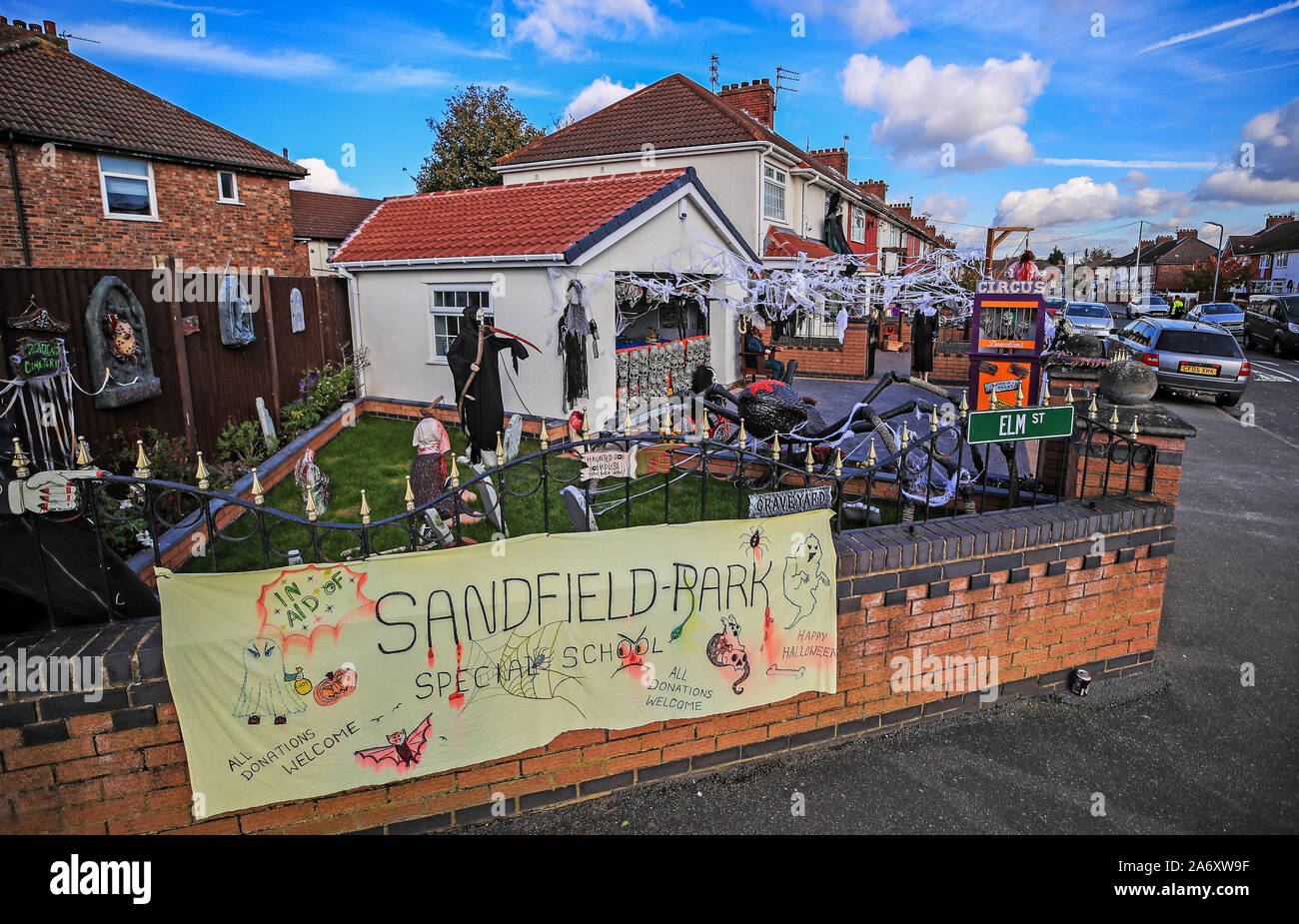 Affiche Halloween sur une maison à Liverpool qui est la collecte de