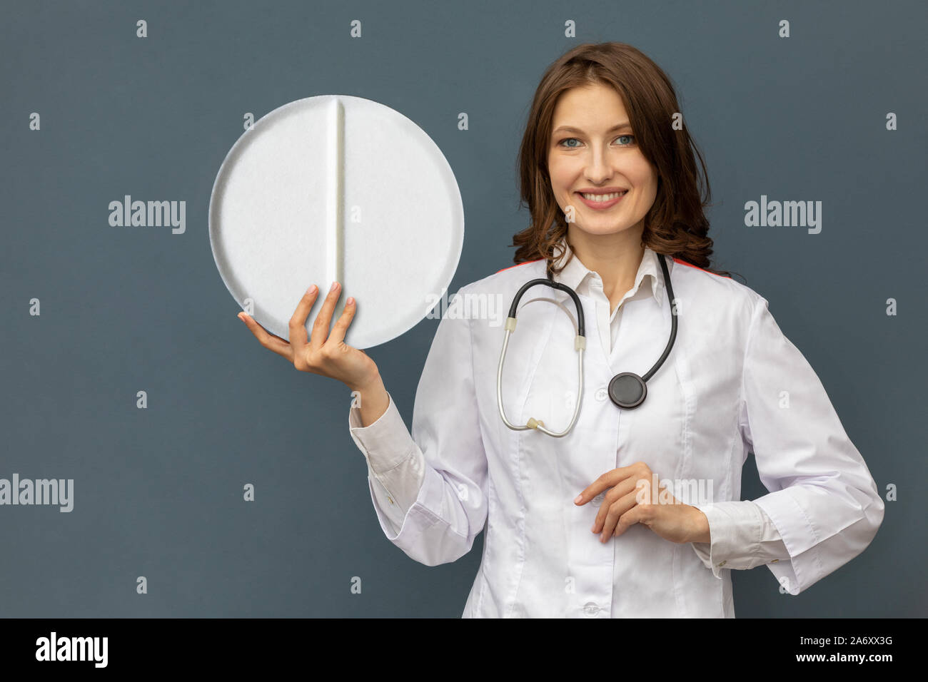 Une femme médecin montre une large Banque D'Images