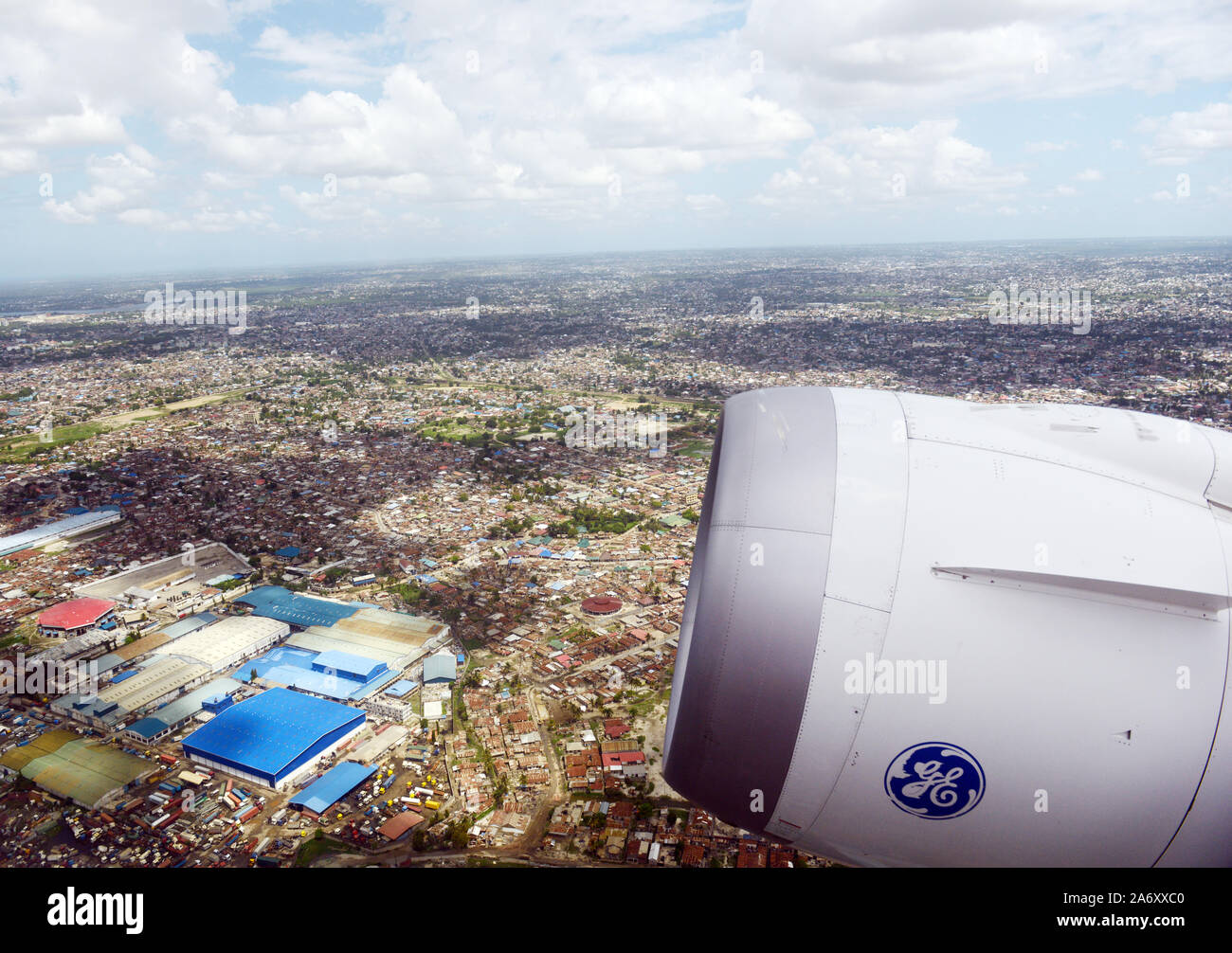 Voler au-dessus de Dar es Salaam, Tanzanie. Banque D'Images