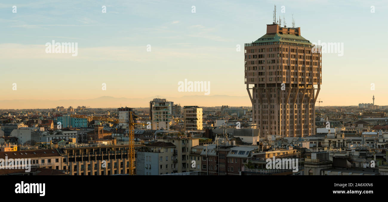Milan, Italie : paysage urbain au coucher du soleil. Les toits de Milan avec La Tour Velasca (Torre Velasca). Ce célèbre gratte-ciel a été construit dans les années 50. Banque D'Images