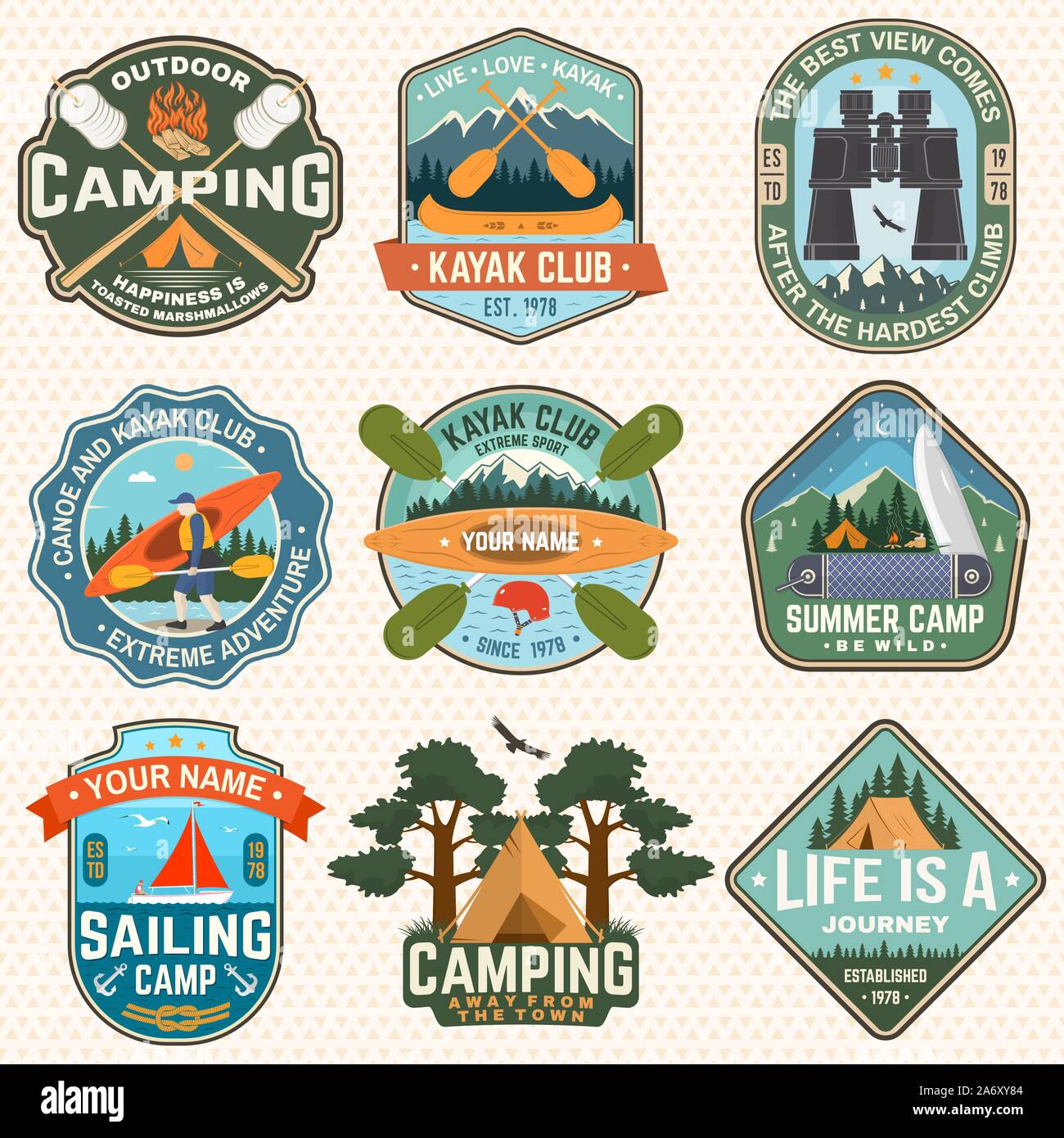 Ensemble de camp d'écussons, patchs. Vector illustration. Concept pour chemise ou logo, print, stamp, patch. Conception avec tente de camping, camp, couteau, jumelles, canoë ou kayak et silhouette de la forêt Illustration de Vecteur