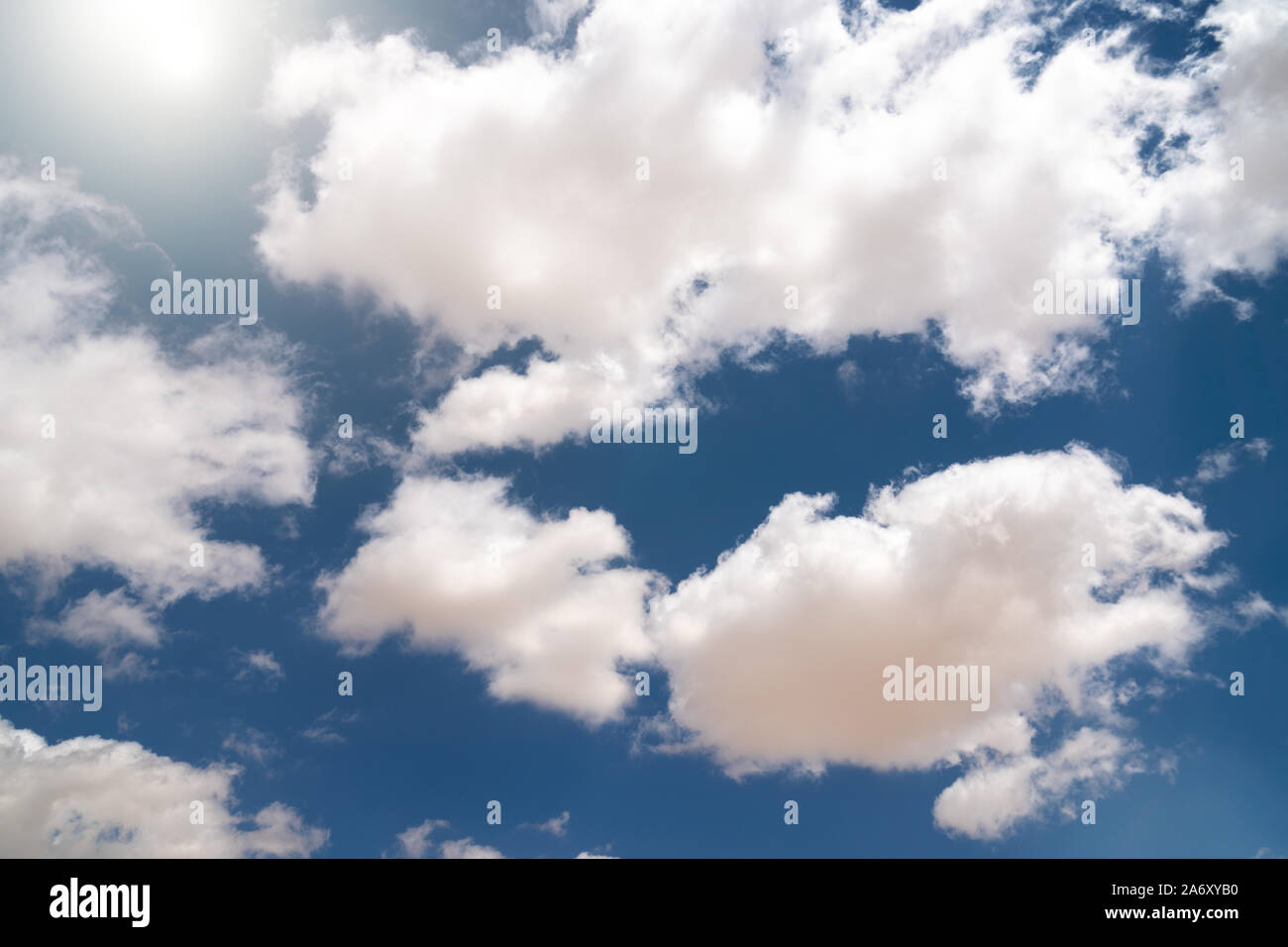 Nuages sur un ciel bleu Banque D'Images