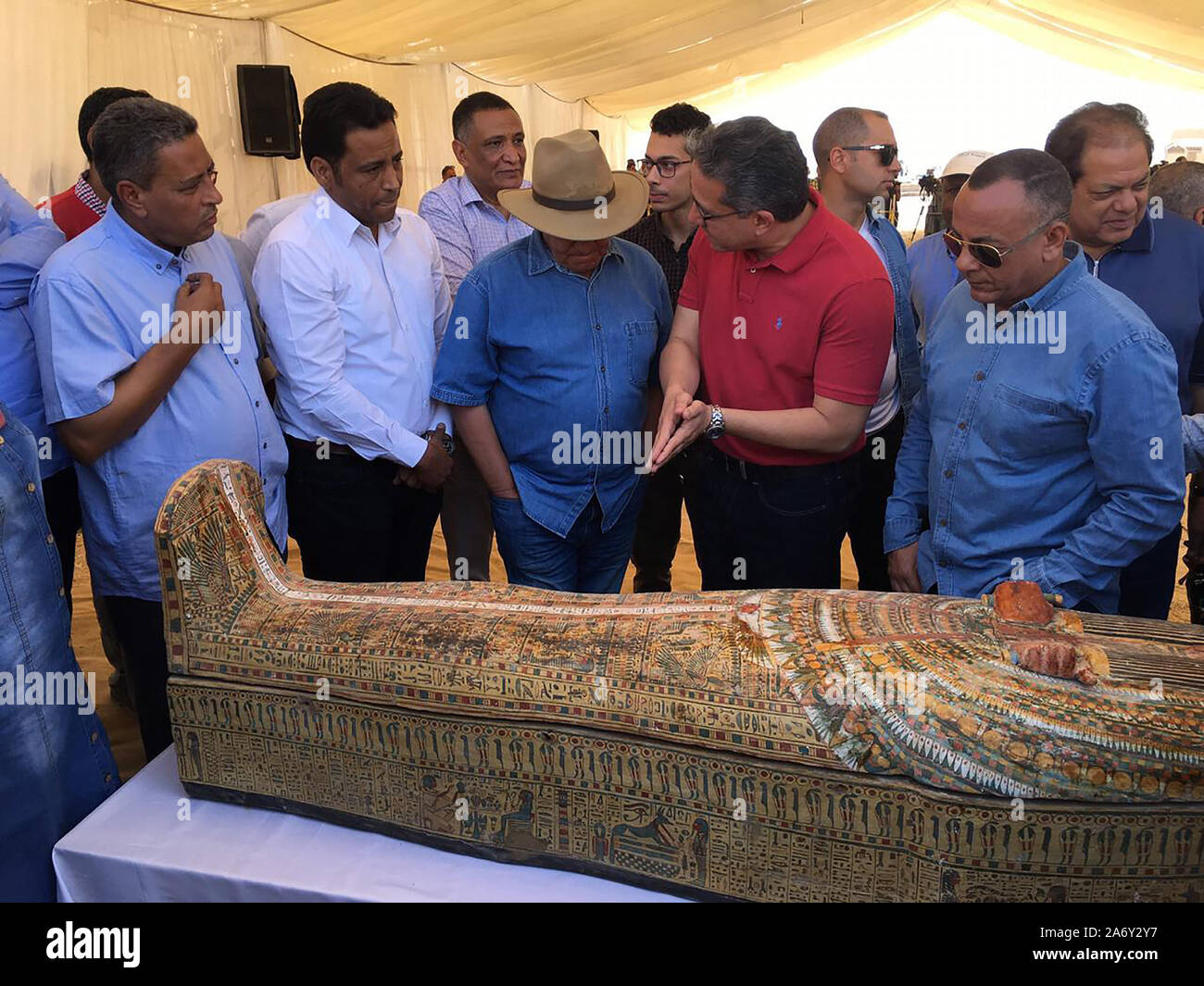 Al-Asasif Cachette Communiqué de presse Ministère des antiquités - Luxor, Egypte - 19 octobre 2019 a 3000 ans cachette déterrés dans Al-Asasif nécropole sur la rive ouest de Louxor Dans une conférence de presse tenue sur la rive ouest de Louxor, Ministre égyptien des antiquités Dr Khaled El-Enany a annoncé la découverte d'Al-Asasif Cachette, comprenant 30 intact, scellé et peint une dynastie 22 cercueils de prêtres et prêtresses d'Amon Louxor divinités et Khonsou. Il a dit que la découverte a été faite par une mission égyptienne dirigée par le Dr Mostafa Waziri Secrétaire Général du Conseil Suprême des Antiquités Banque D'Images