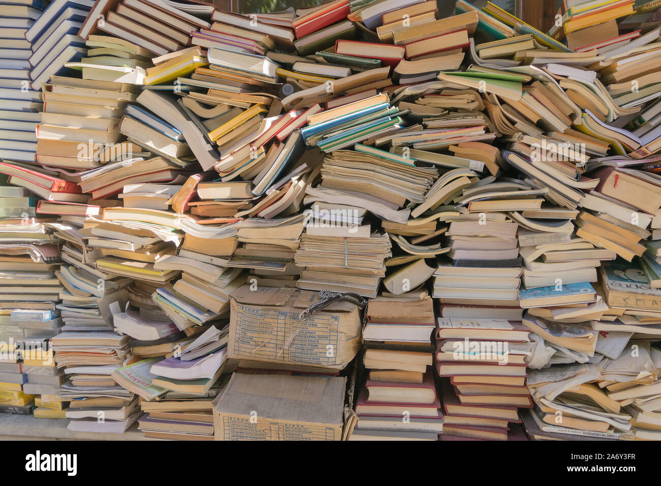 Trikala, Grèce 27 décembre 2018. Pile de vieux livres dans la rue. Vue en gros plan. Banque D'Images