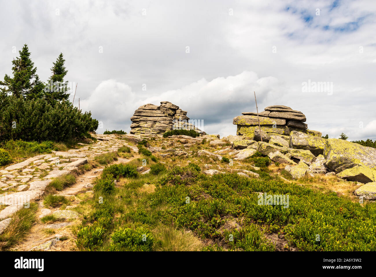 Divci kameny pierre roches avec sentier de randonnée dans les montagnes de Krkonose République Tchèque - frontière polonaise Banque D'Images