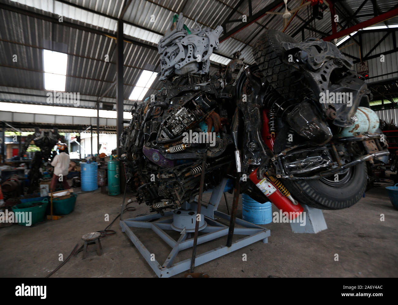 Angthong, Thaïlande. 26Th Oct, 2019. Un métallier vu soudure d'une statue de Transformers à Ban Hun Lek, un atelier de ferronnerie réputé pour statues géantes de transformateurs, Hulk et autres icônes pop, dans la province de Thai central Angthong. Credit : SOPA/Alamy Images Limited Live News Banque D'Images