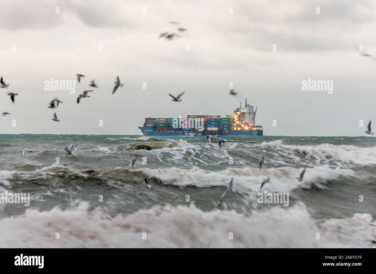 Myrtleville, Cork, Irlande. 29 octobre, 2019. Porte-conteneurs, BG, Émeraude en mer agitée au mouillage à l'extérieur du port, Myrtleville Co. Cork, Irlande. - Crédit ; David Creedon / Alamy Live News Banque D'Images