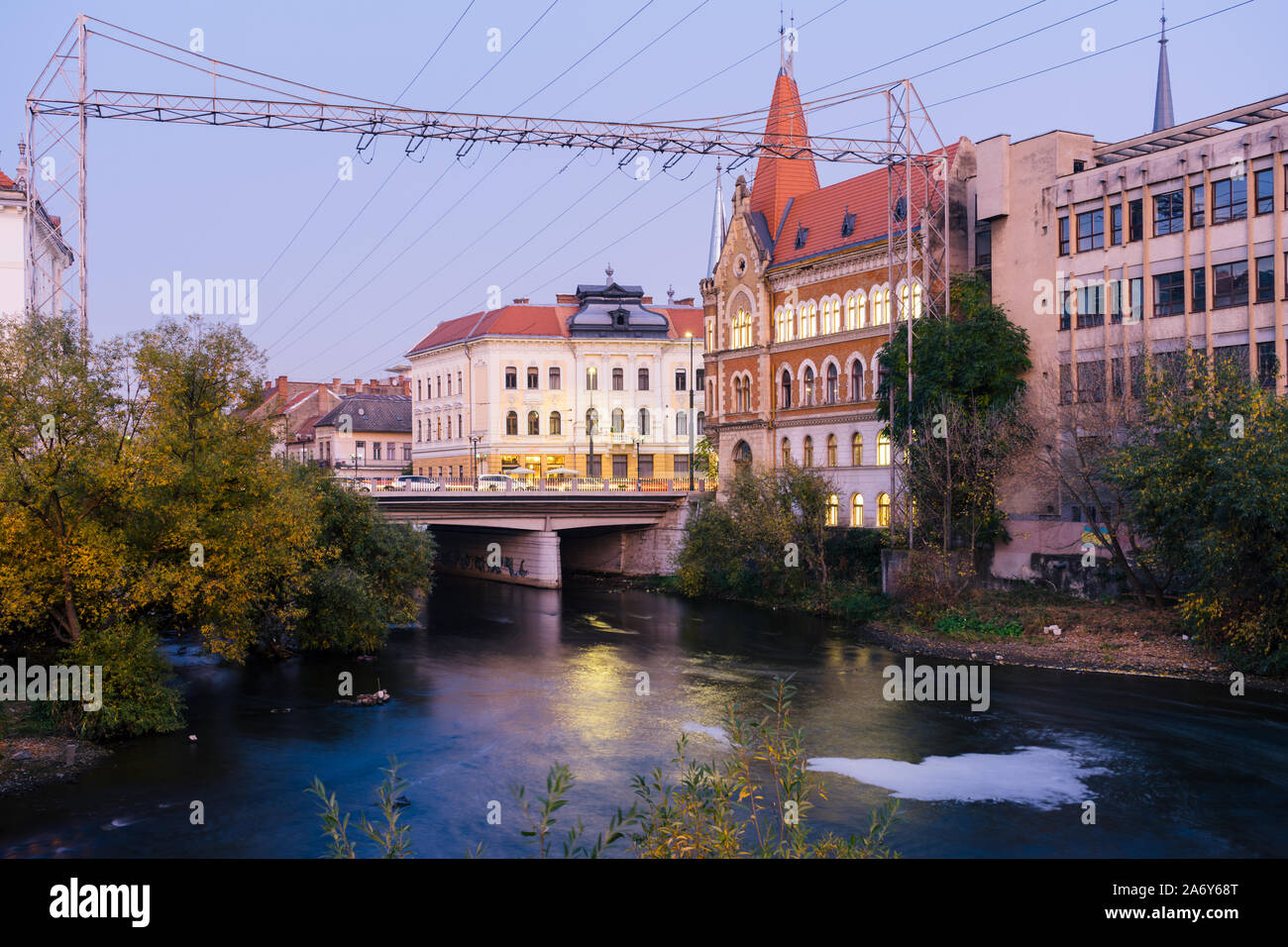 Cluj Napoca, Roumanie - 23 Oct, 2019 : Somesul River et de la vieille ville de Cluj Napoca, Roumanie, Cluj-Napoca est la quatrième ville la plus peuplée de Transyl Banque D'Images