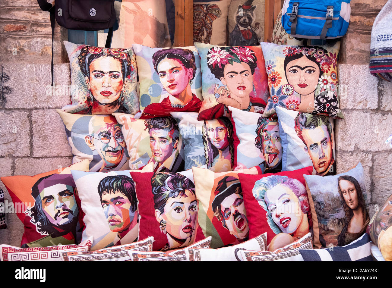 Une collection d'oreillers visages célèbres à vendre dans une boutique de cadeaux à Nauplion, Grèce. Banque D'Images