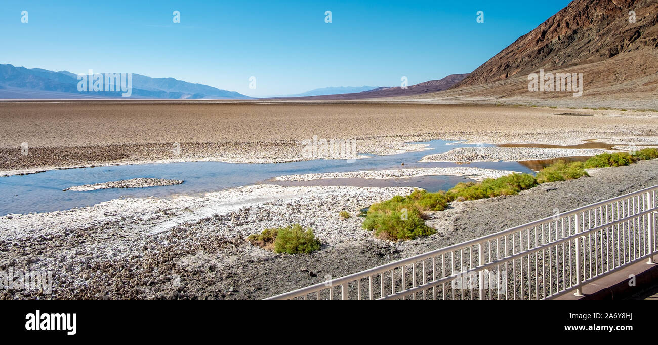 Vue de la vallée de la mort paysage, formations rocheuses et les dépôts de sel du bassin de badwater. Banque D'Images