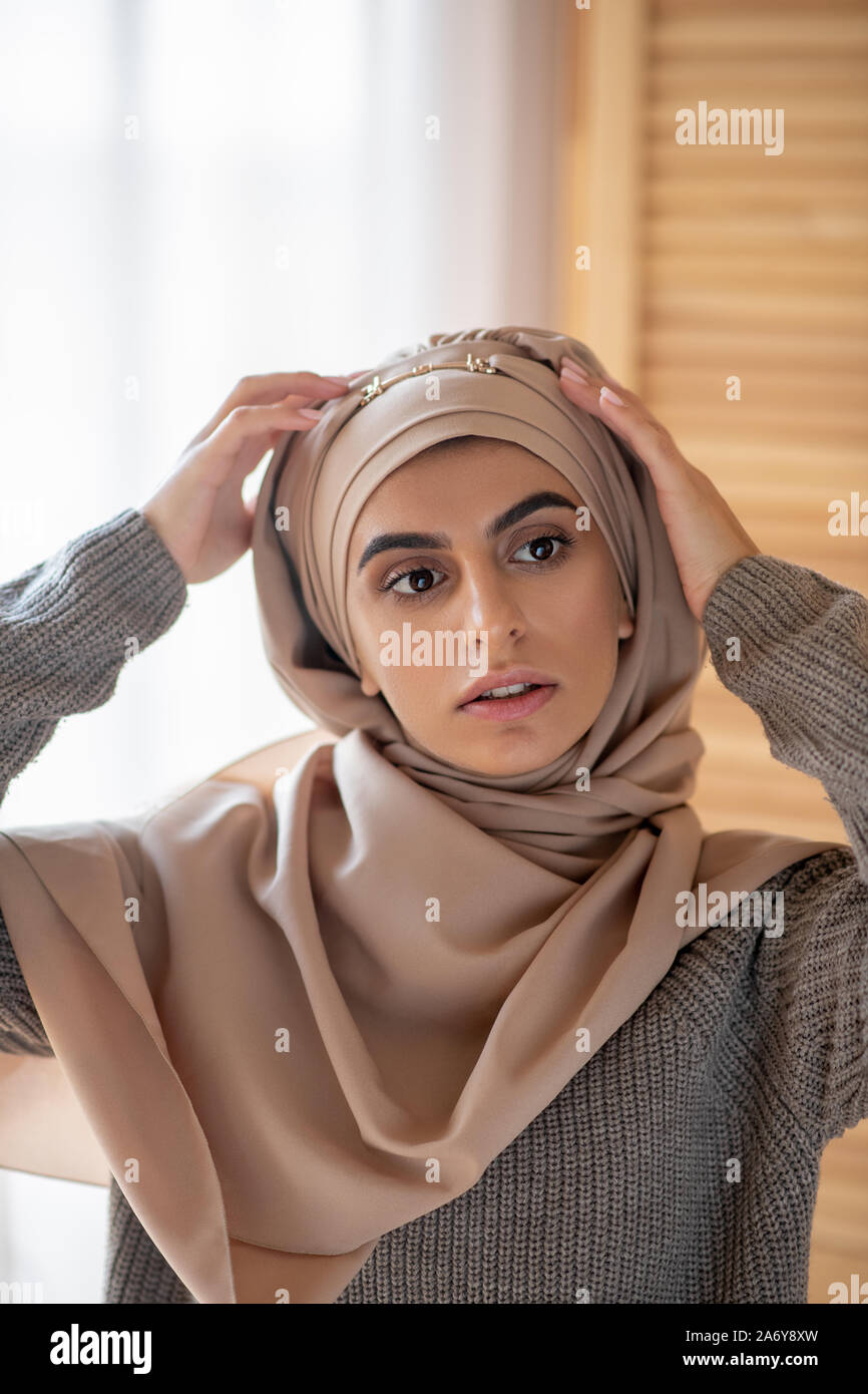 Young Girl wearing hijab étant prêt pour une promenade Banque D'Images