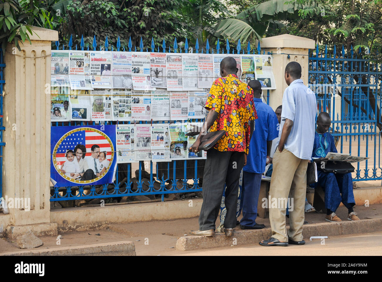 MALI, Bamako , kiosque à journaux en langue française et de droit de la famille de Barack Obama d'honorer le premier président afro-américain, le lecteur sur la route Banque D'Images