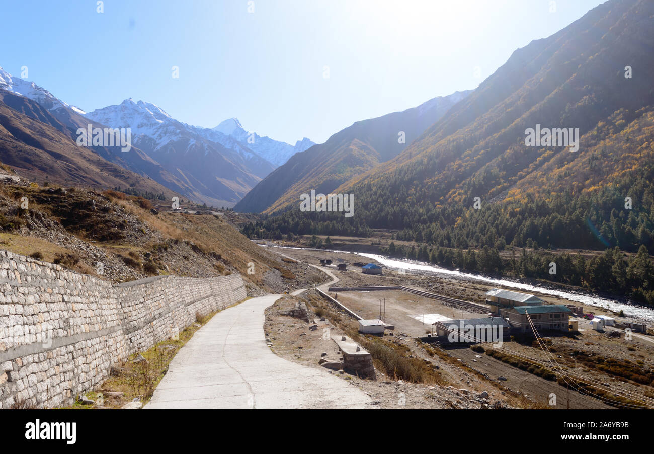Paysage paysage de Chitkul Village, dernier village dans la vallée de Sangla point, l'Inde sur la vieille route commerciale Hindustan-Tibet -NH 22 dans le district de Kinnaur, fils Star Wars Banque D'Images