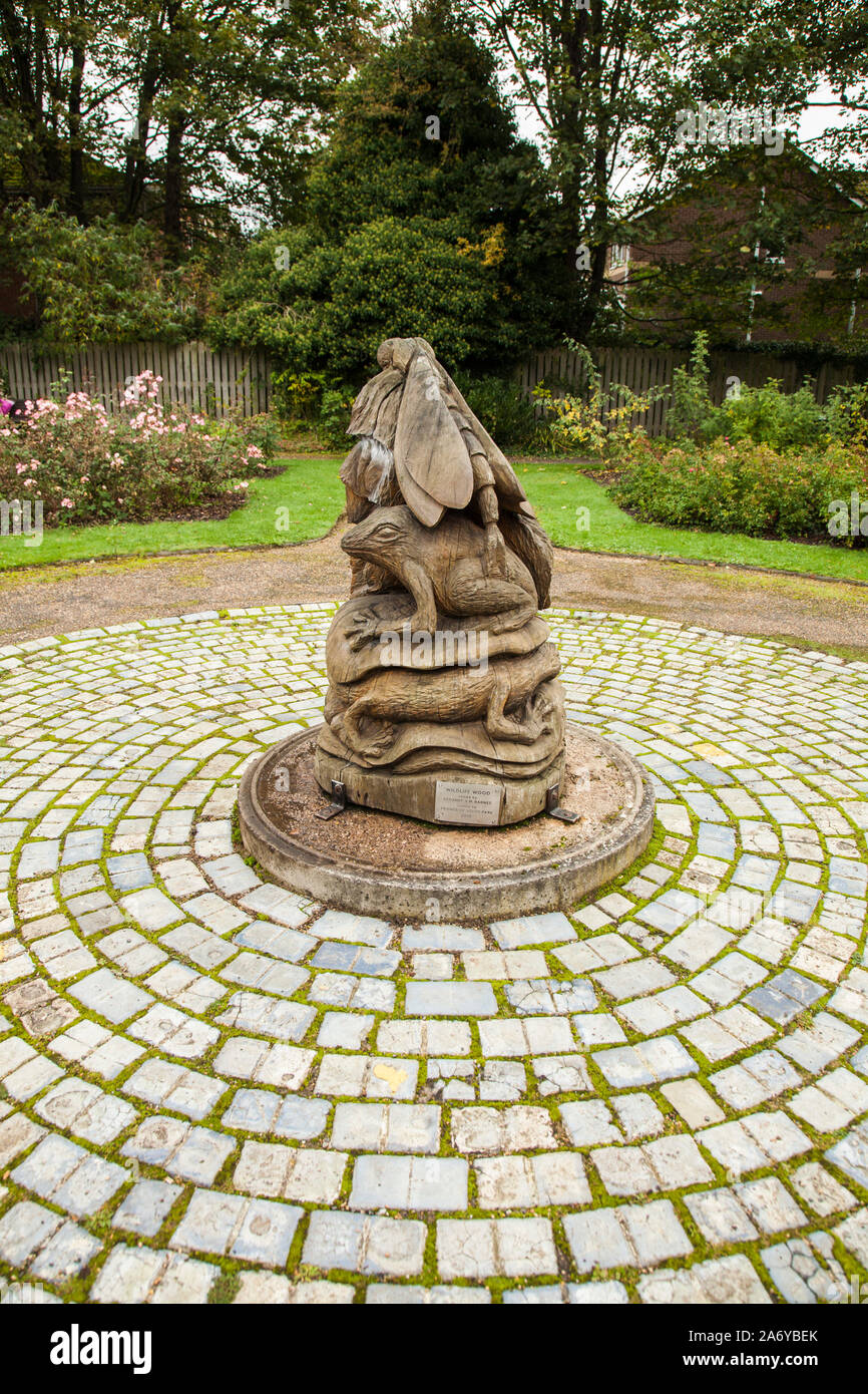 Une tronçonneuse sculpture intitulée 'Bois' de la faune fait don par les Amis du parc l'organisation à la South Park, Darlington, England, UK Banque D'Images
