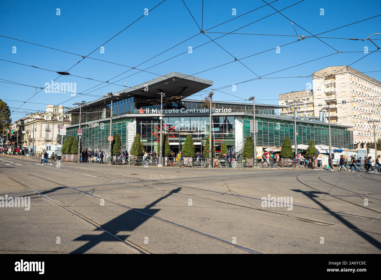 Vue avant de la façade du marché de Turin Italie dans un matin ensoleillé Banque D'Images