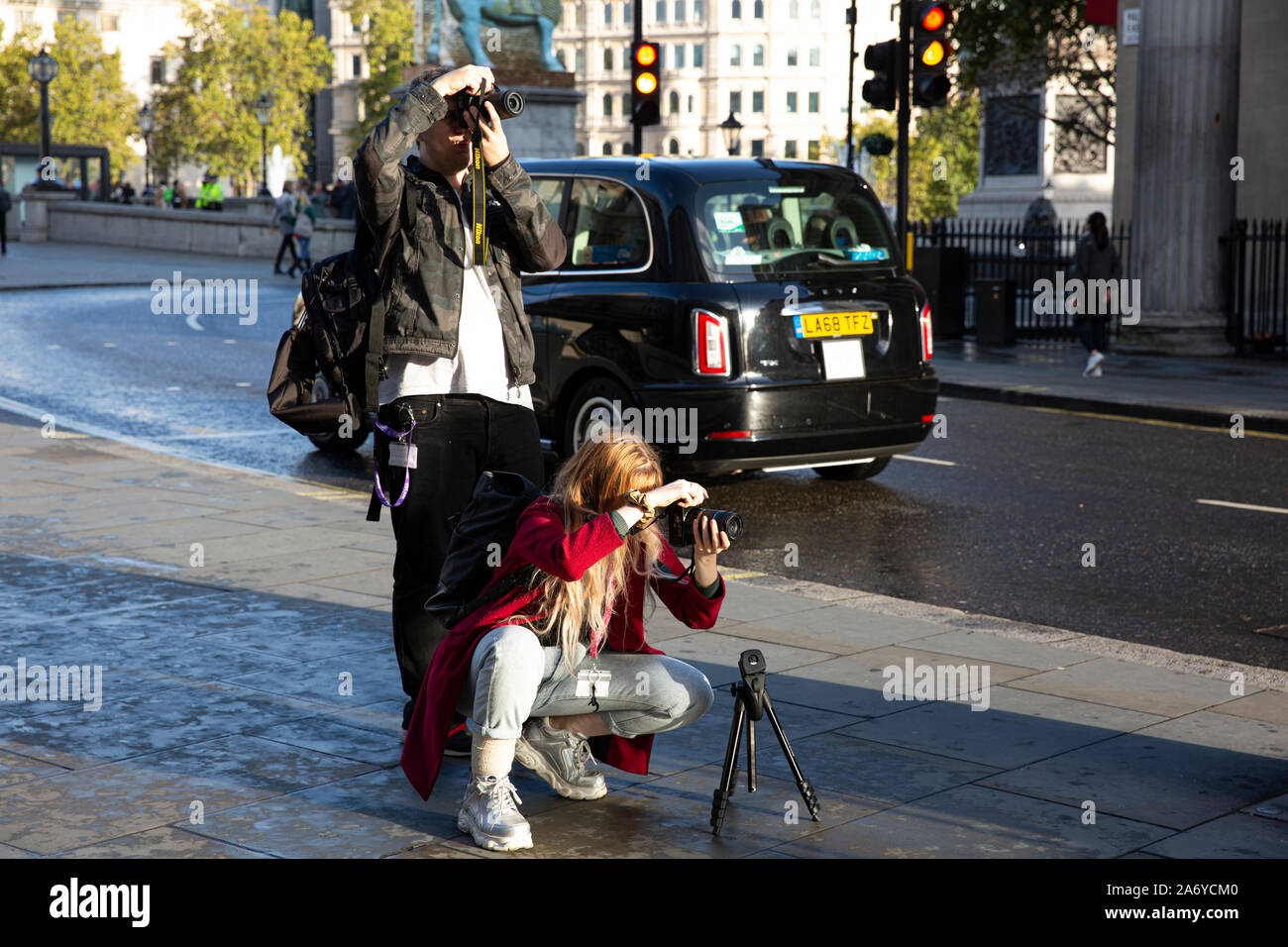 Photographes amateurs prenant ensemble des photos dans le centre de Londres, en Angleterre, au Royaume-Uni Banque D'Images